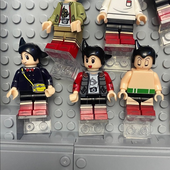 LEGO Display Shelf with Minifigures - Gray and Red - Picture 10 of 16